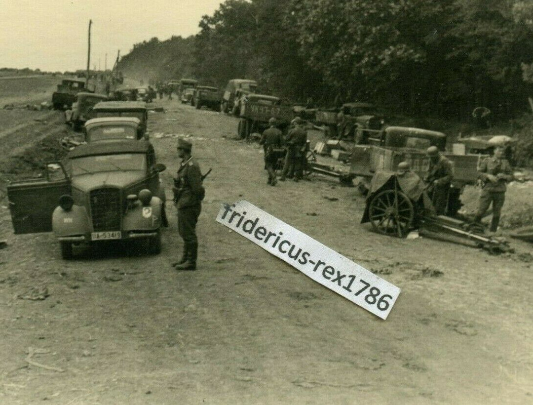 Foto Balkanfeldzug Gebirgsjäger Div. Vormarsch Pkw Kübel mit Kennung Wappen