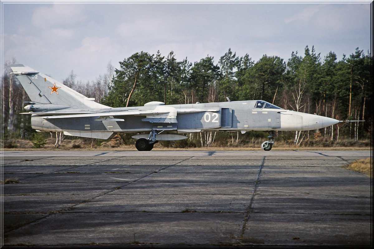 11 ORAP Su-24MR 02 White_0515322, Herbst 1992