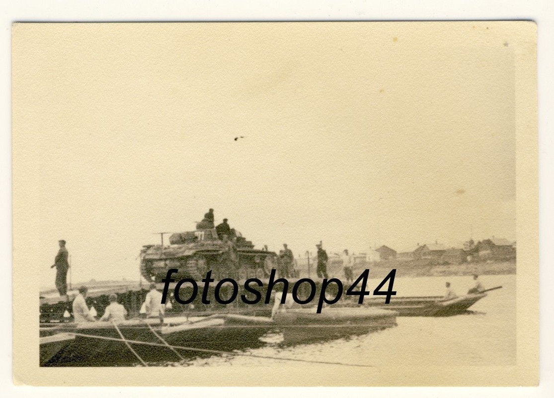 WH Panzer mit Turmnummer Pontonfähre Russland
