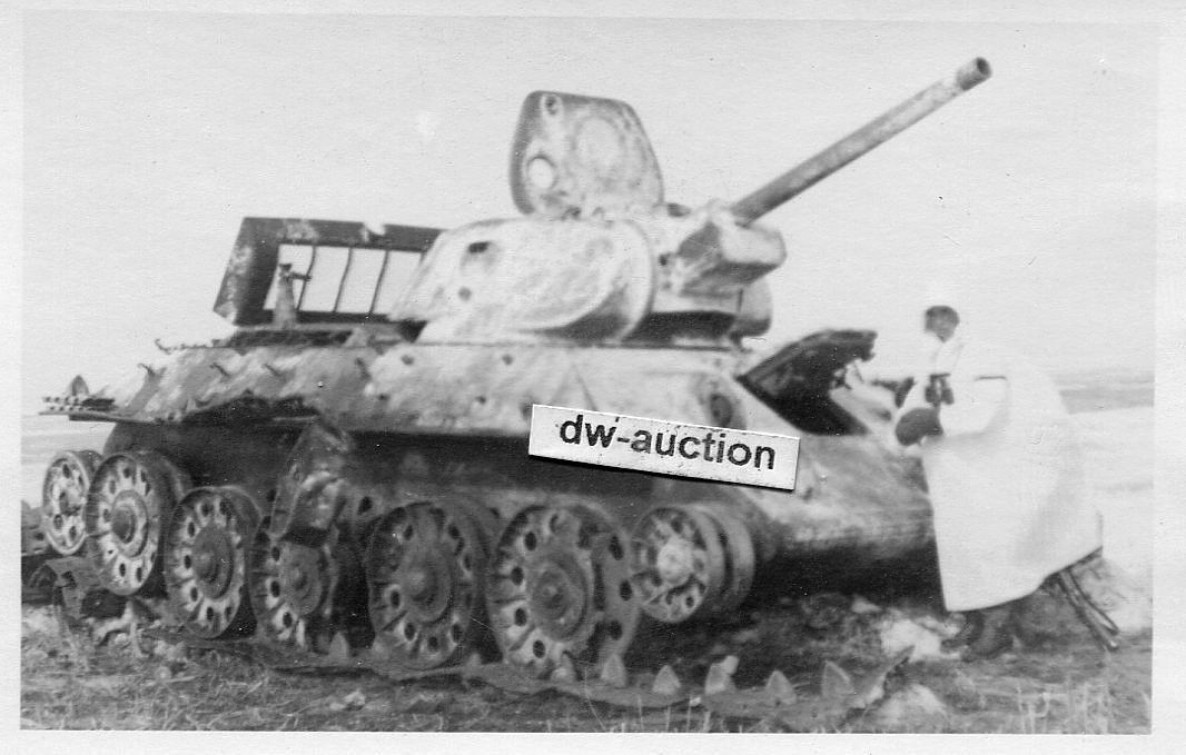 zerstörter russischer Panzer T 34 mit Winter Tar