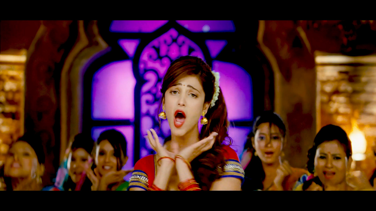 Shruti Haasan From Yevadu Hot Song 4K.mp4_snapshot_01.40.438