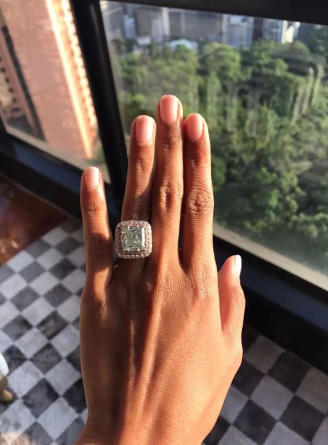 Azura memamerkan cincin berlian di media sosial.