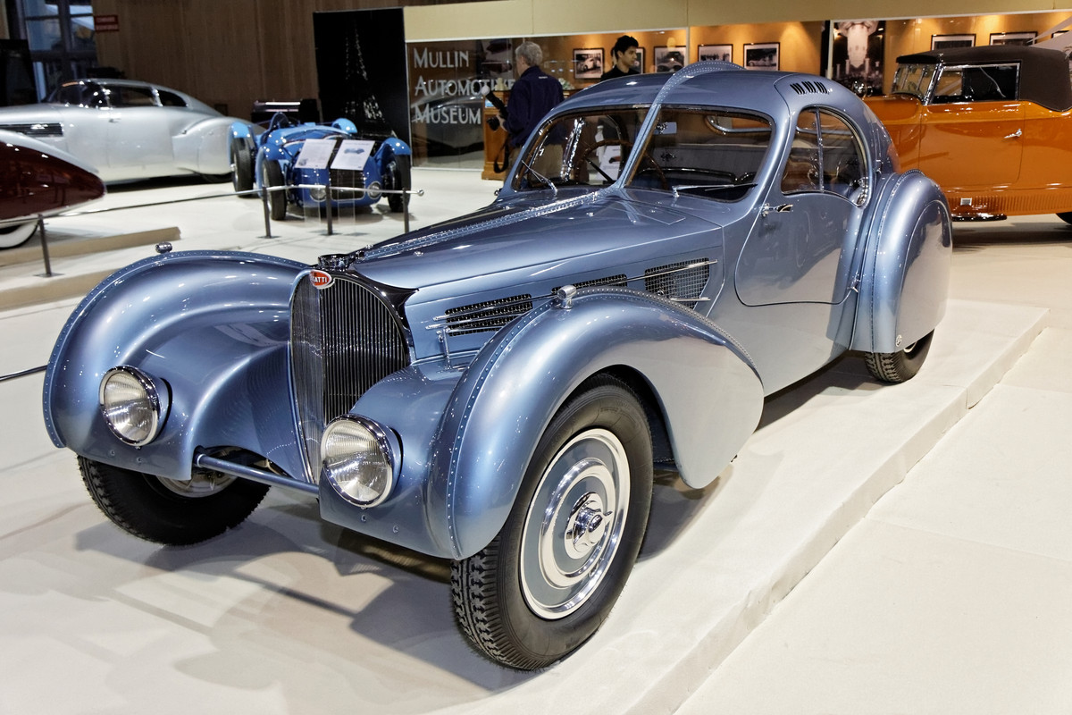 Paris_-_Retromobile_2012_-_Bugatti_type_57SC_Atlantic_-_1936_-_001