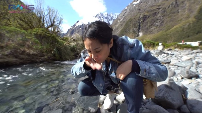 Nagita Slavina mencoba air sungai di Monkey Creek