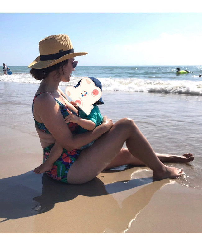 osofamosas - Ana Morgade, biquini muy feo sentada en la playa INSTAGRAM  3-8-22 - Material de red,famosas españolas