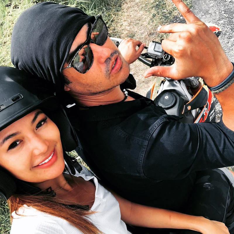 Pose mesra 7 seleb Tanah Air di atas motor, saingan Dilan dan Milea!