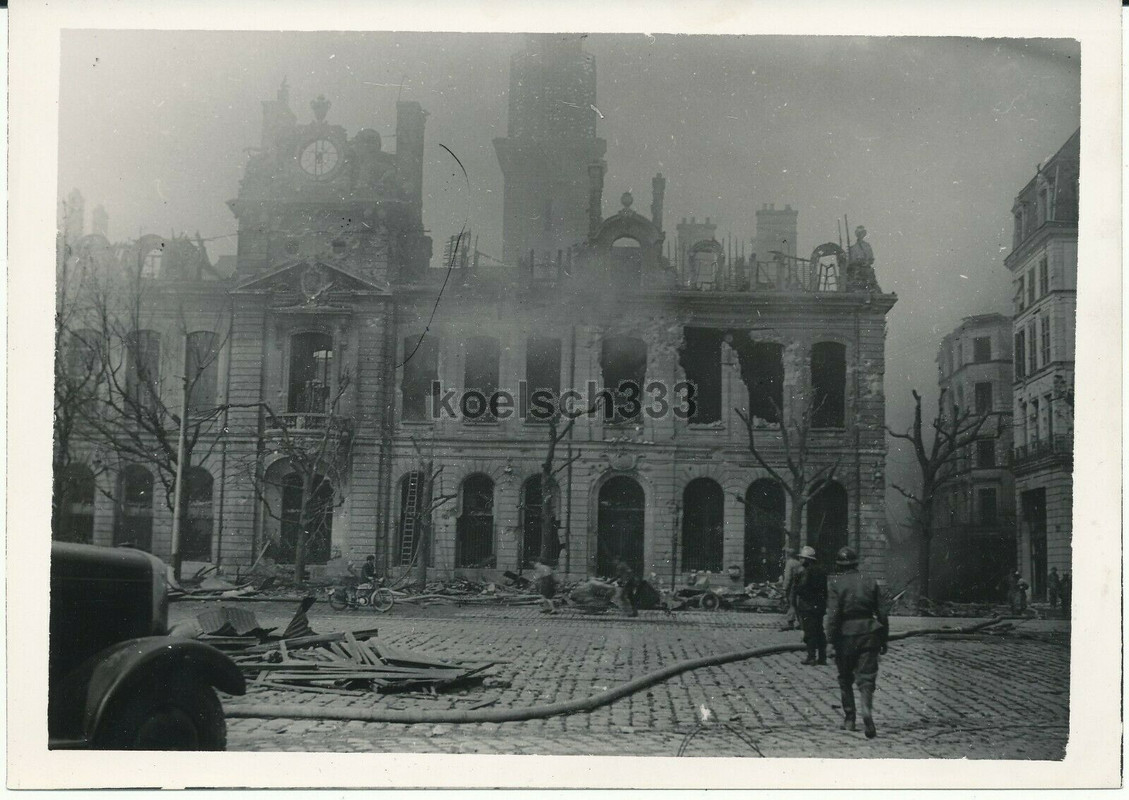 Foto Ruinen in der schwer zerstörten Stadt Rouen in Frankreich 1940 Feuerwehr