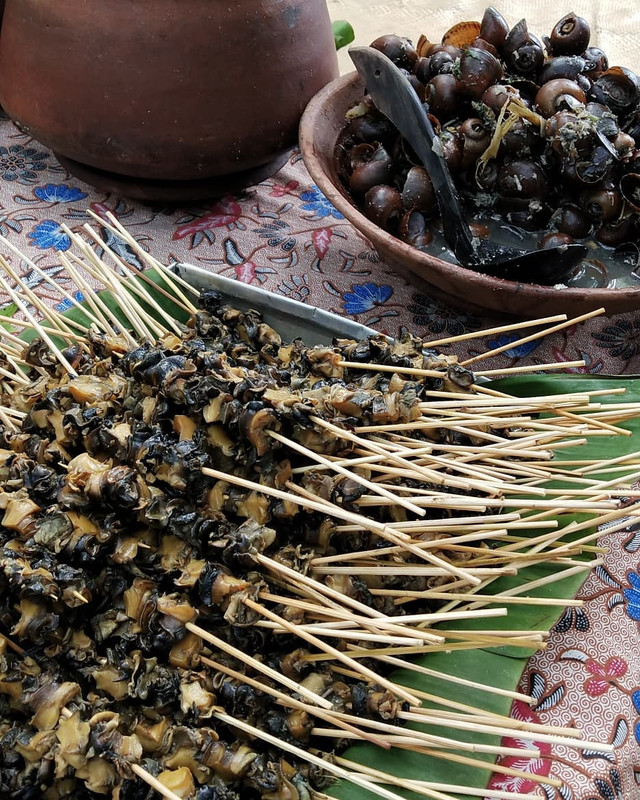 Sate keong yang siap dibakar dan dibumbui