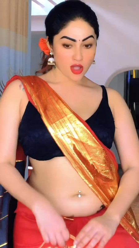 hot desi aunty big boobs in black bra and pierced sexy navel in red saree.mp4_snapshot_00.00.556