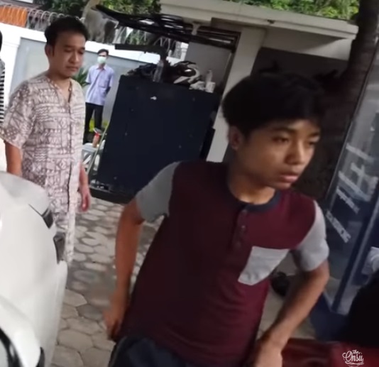 Tangkap layar Betrand Peto memarahi karyawan Ruben Onsu. 