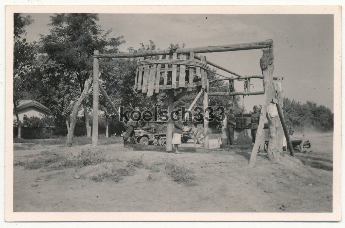 Foto Panzer Halbkette der Wehrmacht hinter einer Brunnen Mühle im Osten