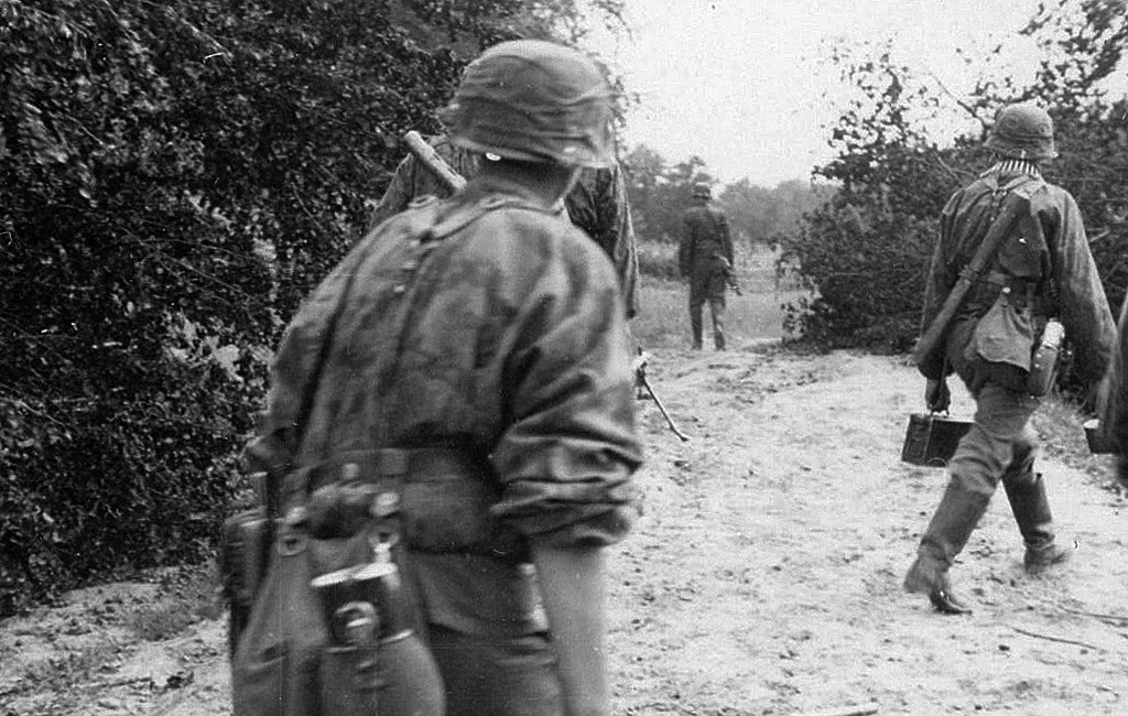 Soldados de las SS toman posiciones a las afueras de Grozny