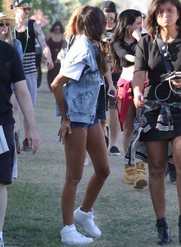 izabel-goulart-at-coachella-valley-music-arts-festival-in-palm-s
