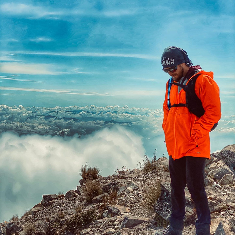 Vista aérea del volcán Nevado de Colima y sus laderas al amanecer