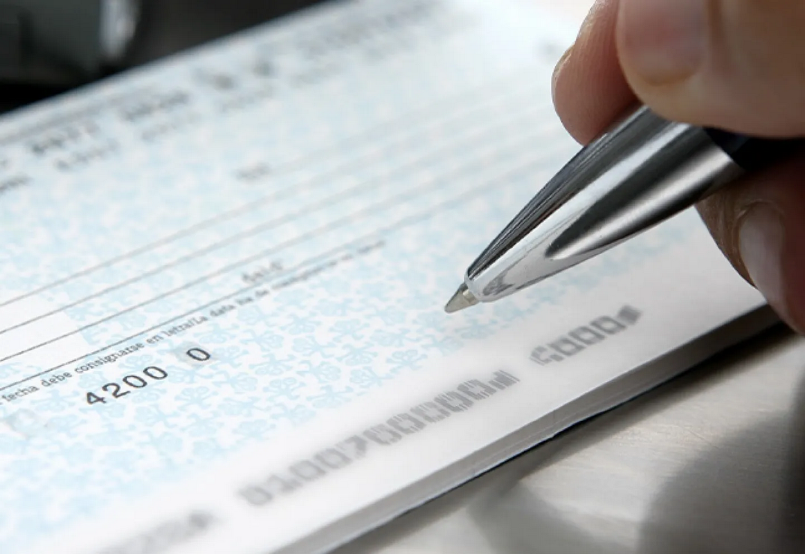 Mujer pagaba con cheques sin fondo autos de lujo en CDMX; fue detenida