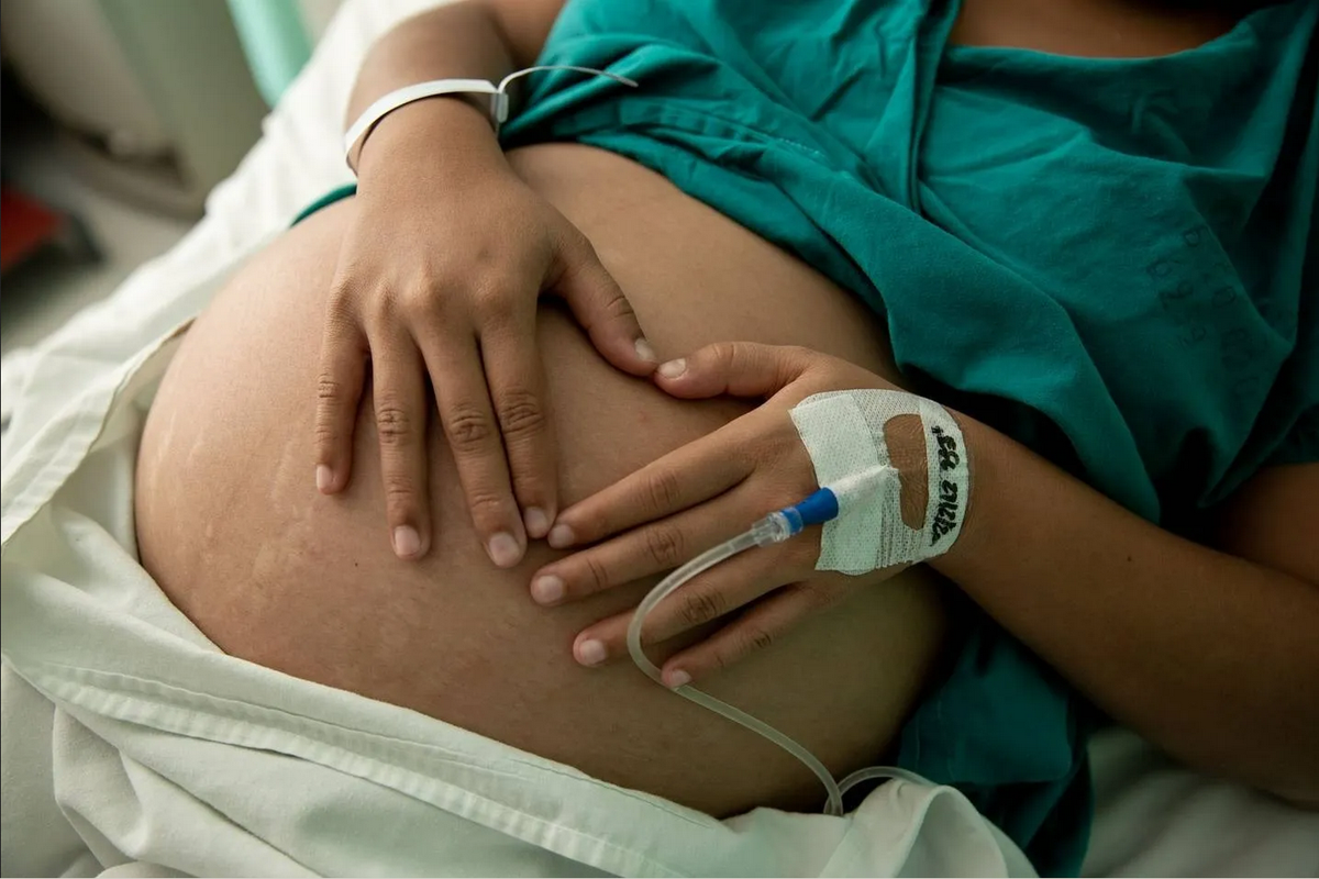 Embarazada va al hopital por dolor, médicos la regresan a su casa y muere