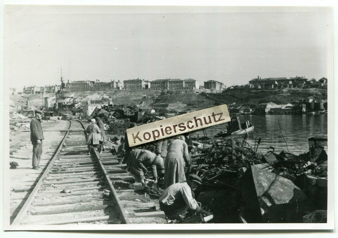 Sewastopol Krim Севастополь , Zivilisten Bevölkerung beim arbeiten aufräumen