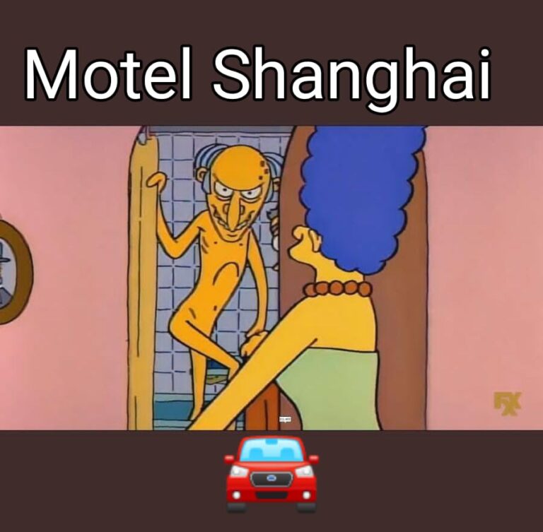 Hombre desnudo fuera de un motel se hace viral y lo convierten en meme