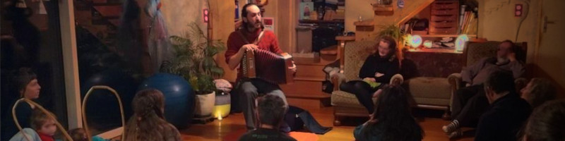 un groupe de personnes assises entourant Colin
