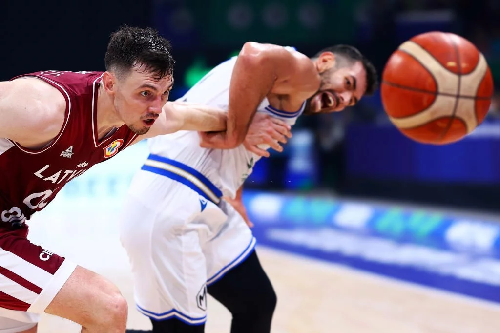 Rodions Kurucs and Gianpaolo Ricci competing for the ball