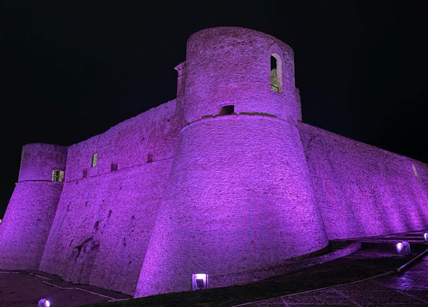 Il castello aragonese di Ortona illuminato di rosa (dabruzzo.it)