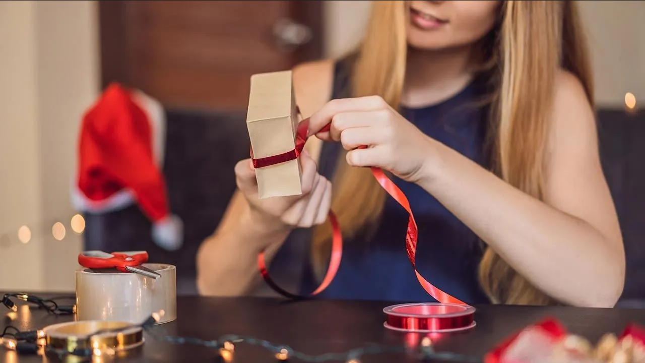 Sorprende al hombre de tu vida en Navidad con estos regalos económicos