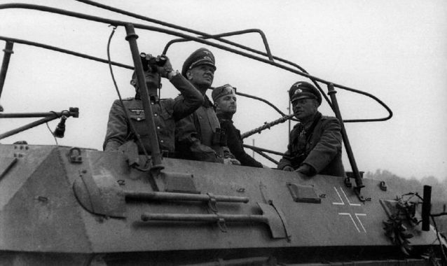 A la derecha de la imagen, Guderian junto a su Estado Mayor en su vehículo de mando durante la batalla de Sedán. 13 de mayo de 1940