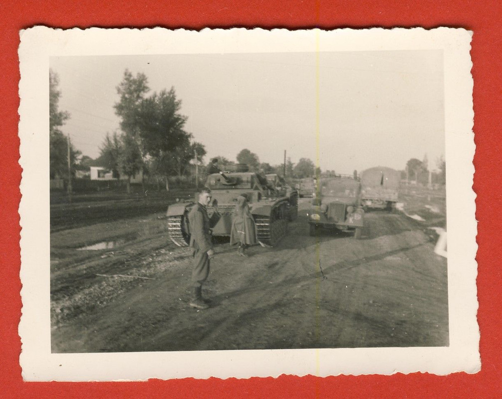 Foto Panzer Vormarsch Straße verschleiertes Kind