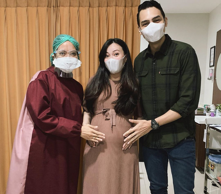 7 Potret suami siaga Jonas Rivanno, setia temani kehamilan Asmirandah