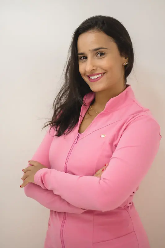 Paciente sorrindo após tratamento com alinhadores