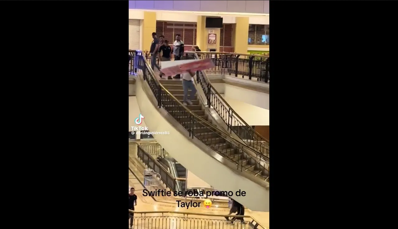 Fan de Taylor Swift se roba promocional en Cinépolis; persecución se hace viral