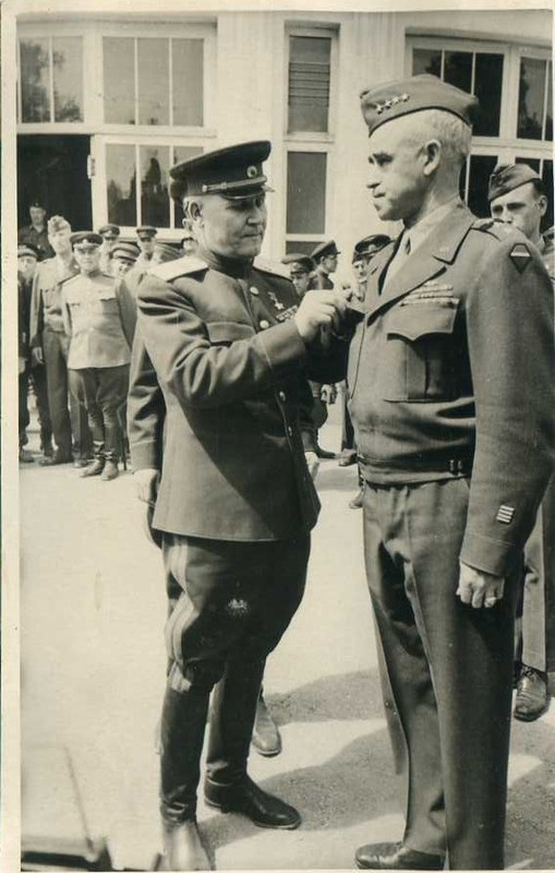 Конев И.С. вручает орден Брэдли