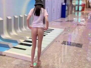 em gái dâm khoe lồn nơi công cộng