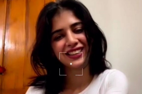 Kritika Kapoor Premium Live Full Nude Clear Hindi Audio & Pussy Spread Rubbing in Bed