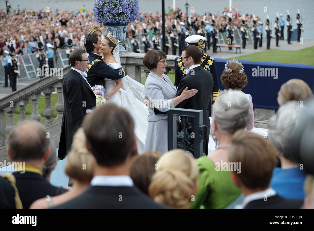 the-newly-wed-crown-princess-couple-crown-princess-victoria-of-sweden-D59CJB