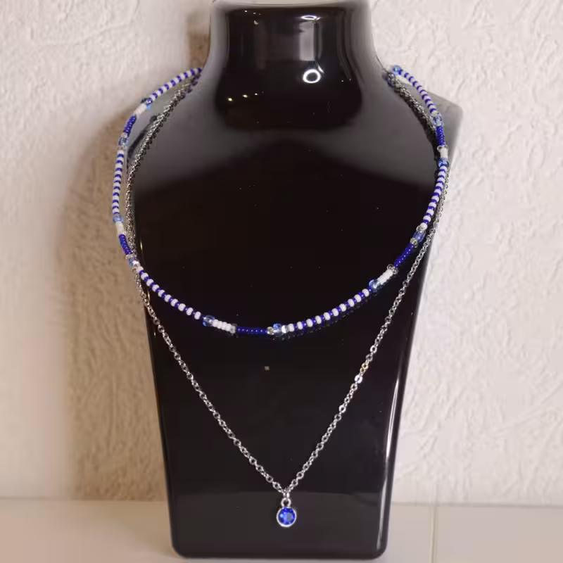 collier bleu roi et perles blanches