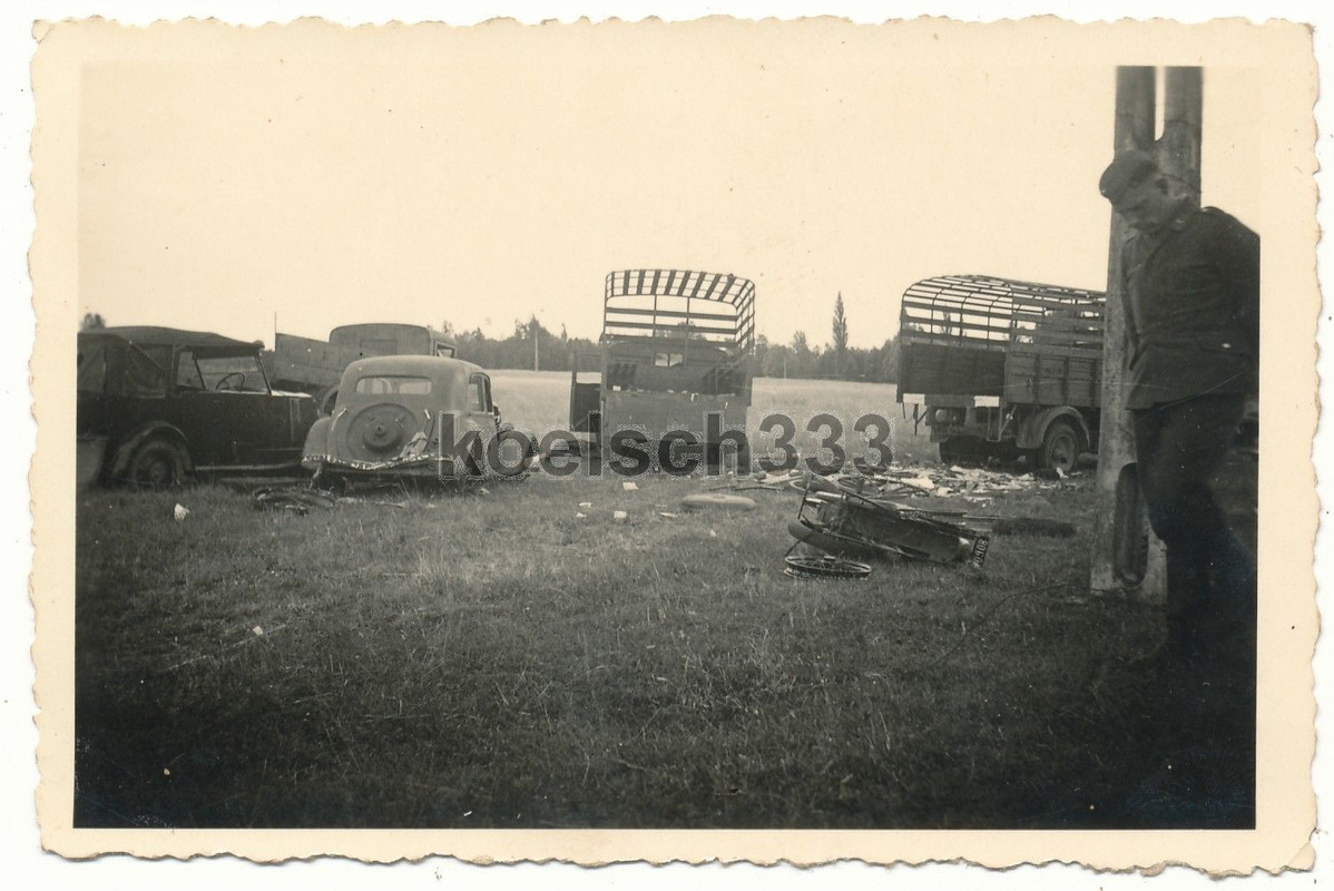 Foto französische Fahrzeug Wrack LKW´s PKW´s Fla