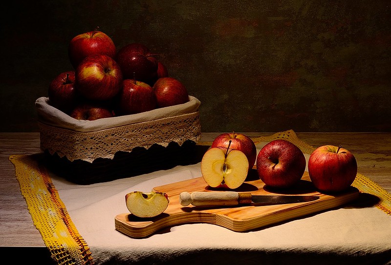 red-apples-cutting-board.jpg