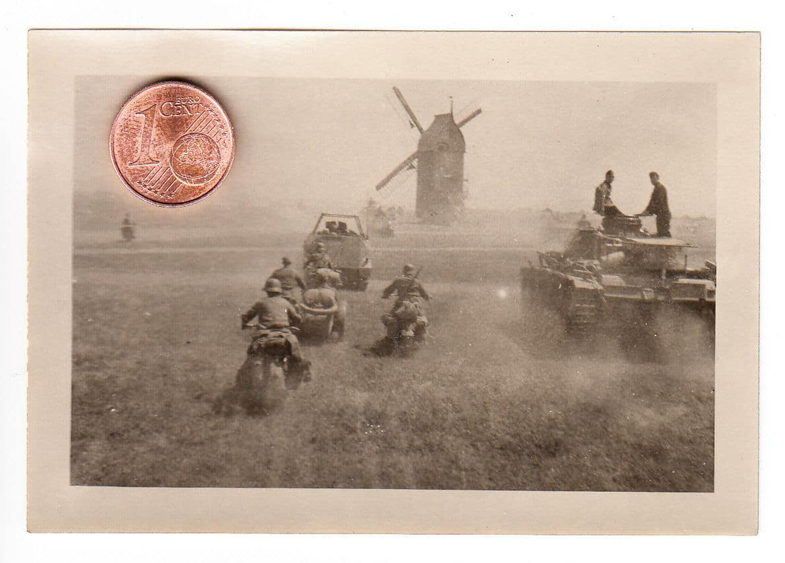 Vormarsch Kameraden Ostfront vor Windmühle mit P