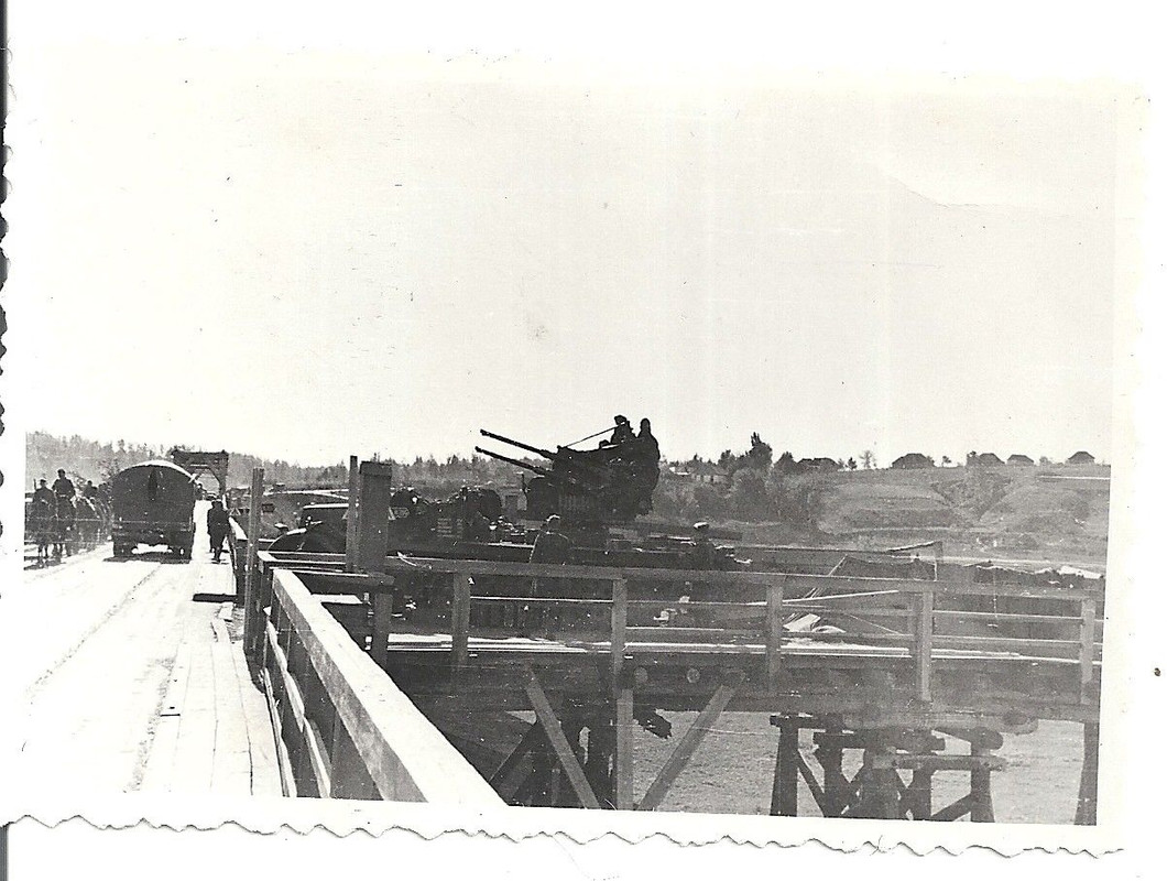 Orig.Foto 20 mm Vierlings - Flak sichert Flußübergang in Rußland
