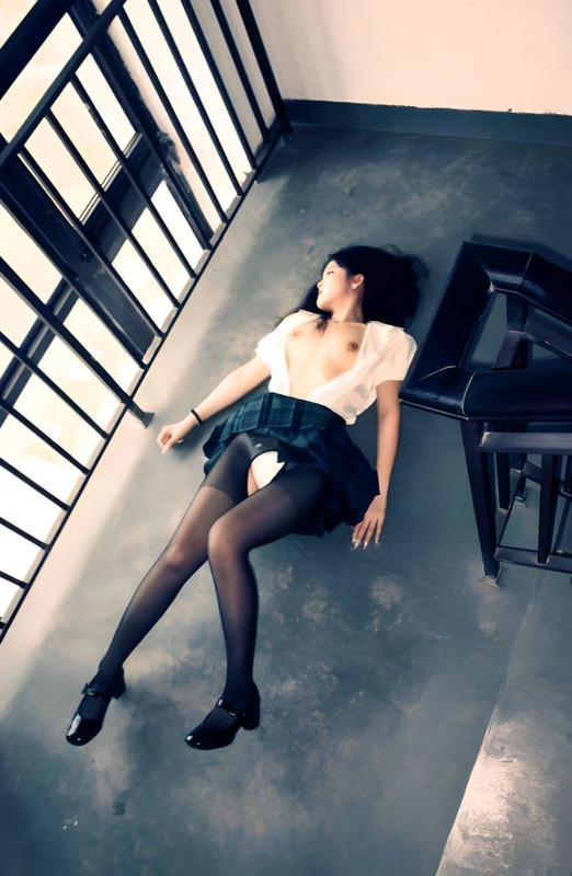 X2江西科技学院女大学生【郭亦瑶】在废弃教学楼给拍摄大尺度写真，实在忍不住了，就当场野战后入！！ (5)