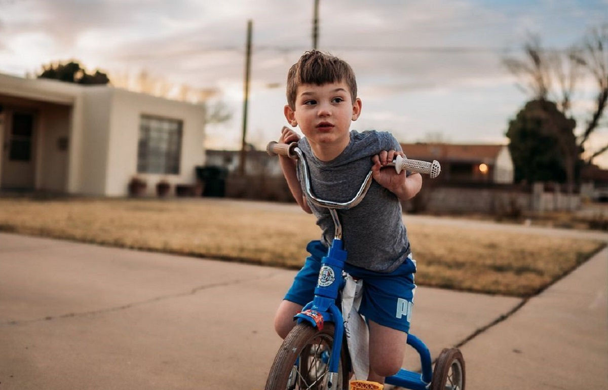 Niño con autismo que habla 10 idiomas diferentes sorprende a todo internet