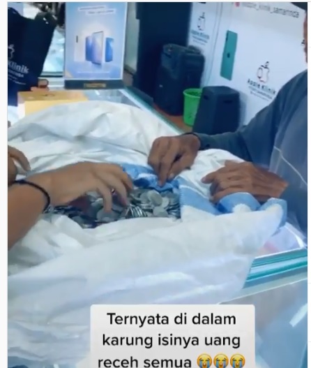 Kakek Yatmin membayar ponsel untuk cucunya dengan uang koin sekarung