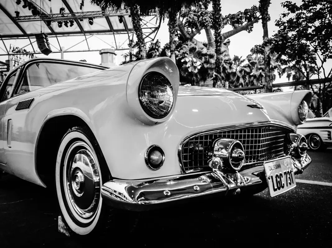 blacknwhite-classic-car-584118-1280.webp