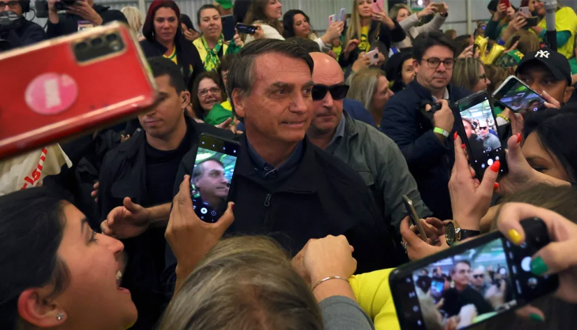 Bolsonaro arremete contra periodista que lo cuestiona por corrupción