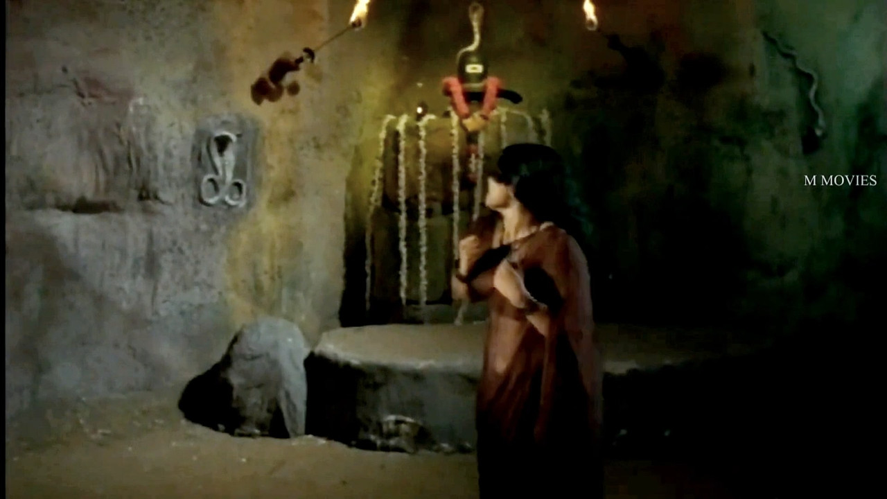 Jayabharathi Sexy Sizzling Deep Navel and boob scenes from Nagamadathu mp4 snapshot 01 26 398