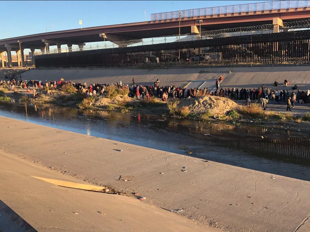 Piden a Joe Biden extender medida contra migrantes en EU