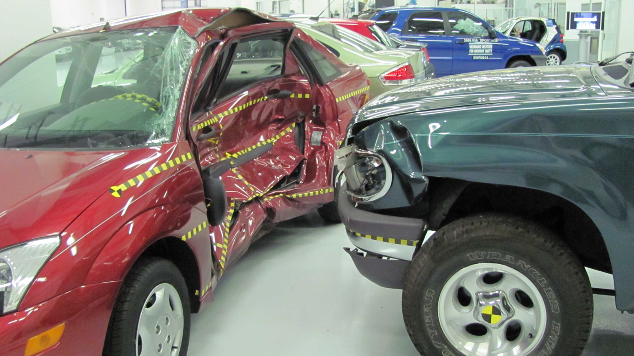 Ford-Focus-versus-Ford-Explorer-crash-te