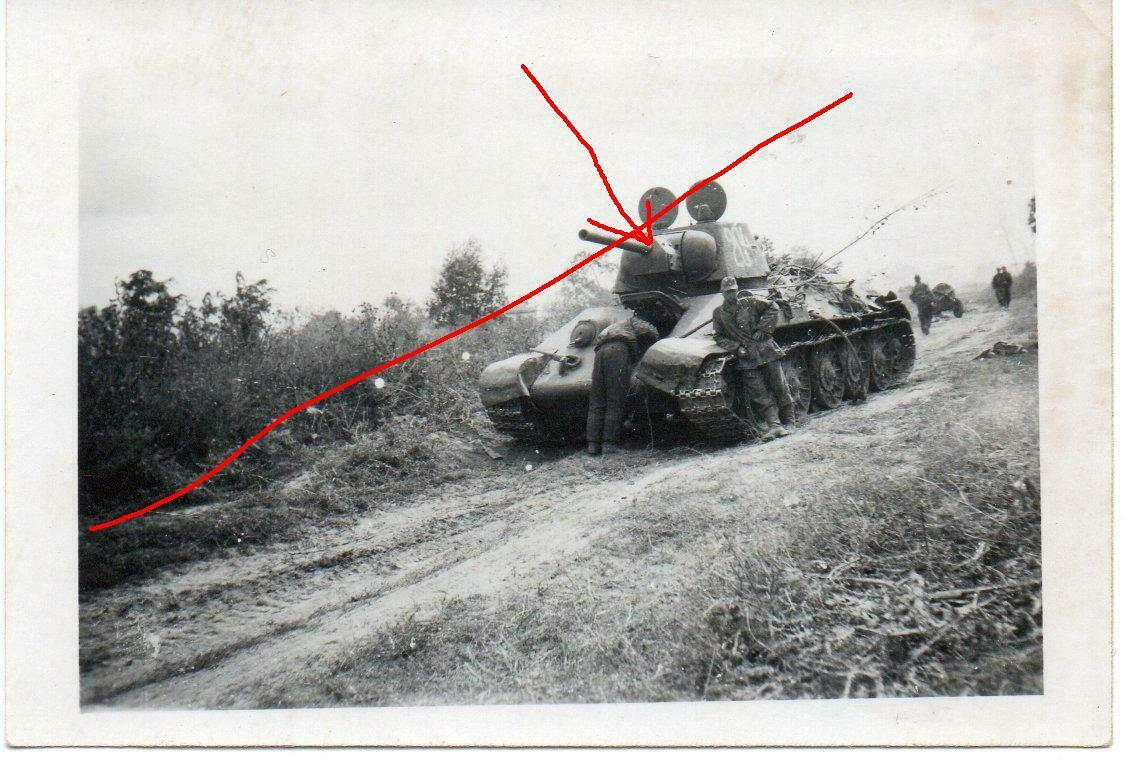 Orig Foto T-Div Tarnhemd mit zerstörter T34 Russland