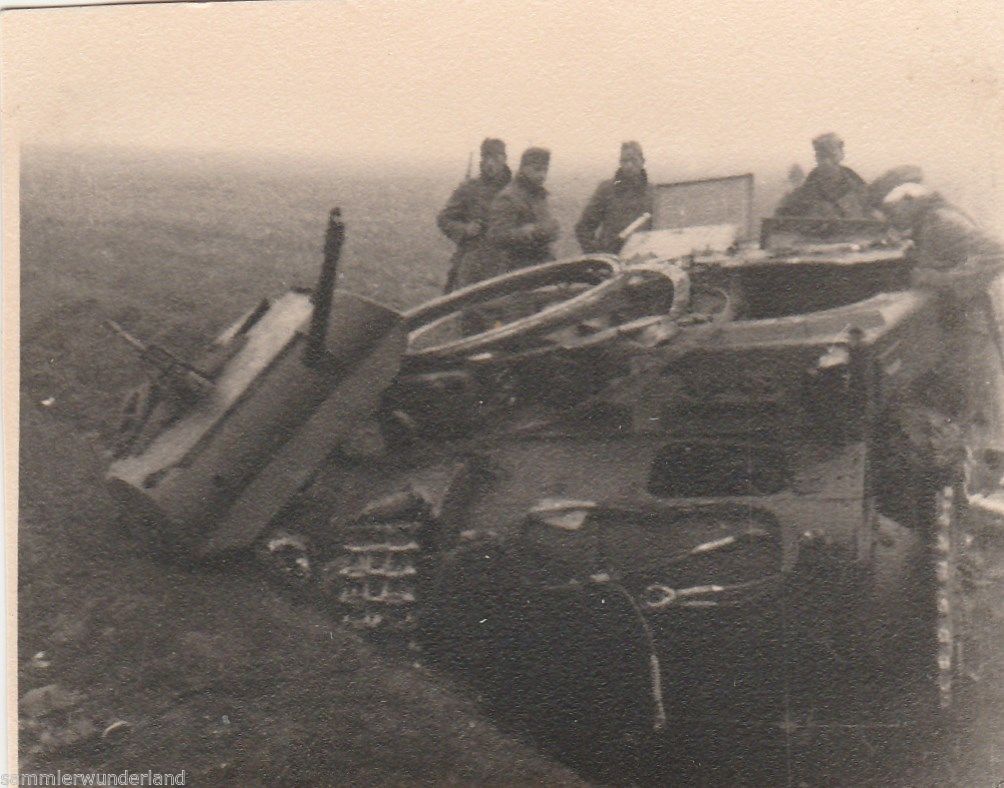 Wehrmacht Russia zerstörter Panzer II mit abgesp